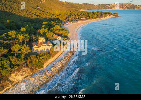 Veduta aerea di Portonovo nelle Marche in Italia Foto Stock