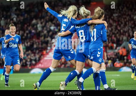 Liverpool, Regno Unito. 25th Set, 2022. Liverpool, Inghilterra, 25th 2022 settembre: Jess Park (11 Everton) segna il secondo goal durante l'appuntamento della Barclays Womens Super League tra Liverpool ed Everton ad Anfield a Liverpool, Inghilterra (Natalie Mincher/SPP) Credit: SPP Sport Press Photo. /Alamy Live News Foto Stock