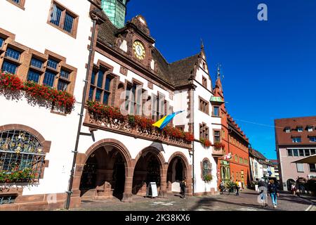 Esterno del nuovo Municipio del 16th° secolo (Neues Rathaus), Rathausplatz, Friburgo in Breisgau, Germania Foto Stock
