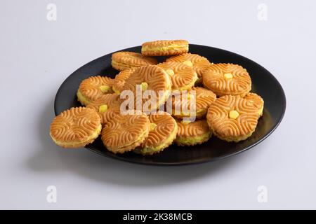 Biscotti sandwich con crema di latte. Isolato su sfondo bianco. Foto Stock