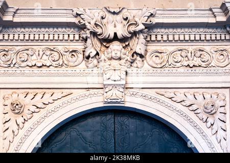 Intricatezza di sculture in pietra che decorano le pareti dell'edificio medievale. Foto Stock