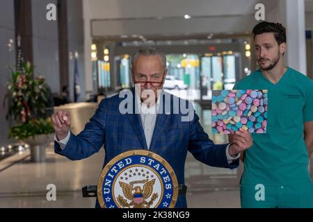 NEW YORK, NY - SETTEMBRE 25: Leader della maggioranza del Senato, il senatore statunitense Chuck Schumer (D-NY) in piedi insieme al Dr. Mikhail Varshavski tiene una foto del nuovo fentanyl multicolore 'Rainbow' e di un simile SweetTarts caramella il 25 settembre 2022 a New York City. Credit: Ron Adar/Alamy Live News Foto Stock