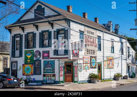 NEW ORLEANS, LA, USA - 3 FEBBRAIO 2020 - Vista completa del famoso Elizabeth's Restaurant nel quartiere Bywater di New Orleans, Louisiana Foto Stock