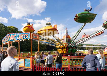 Persone che hanno un tradizionale giro a bordo di un jet al Carters Vintage Steam Funfair durante il suo ultimo tour, Basingstoke War Memorial Park, Regno Unito. Settembre 24 2022 Foto Stock