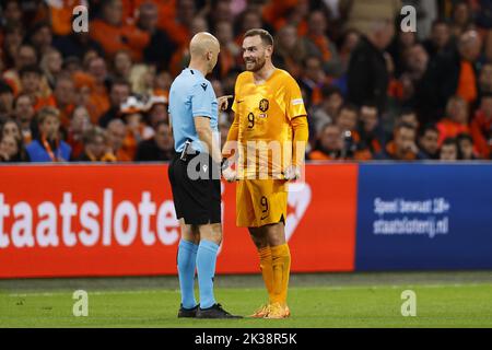 Amsterdam, Paesi Bassi. 25th Set, 2022. AMSTERDAM - (LR) arbitro Anthony Taylor, Vincent Janssen di Olanda durante la partita della UEFA Nations League tra Paesi Bassi e Belgio alla Johan Cruijff Arena il 25 settembre 2022 ad Amsterdam, Paesi Bassi. ANP MAURICE VAN STEEN Credit: ANP/Alamy Live News Foto Stock