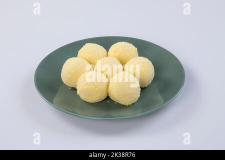 Bengalese Mithai Kacha Gola anche chiamato Pranohora Sondesh Mishti Kaacha Golla Pranhara Sandesh è fatto di Cottage Cheese Paneer. Foto Stock