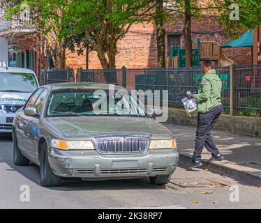 NEW ORLEANS, LA - 21 MARZO 2020: Distribuzione volontaria di pasti gratuiti ai genitori di bambini della scuola costretti a rimanere a casa a causa della pandemia del covid-19 Foto Stock