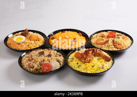 Kachchi Biriyani, pollo biriyani, gamberi biriyani, Dhaka stile biriyani, polau semplice cotto con riso aromatico o chinigura riso isolato su bac bianco Foto Stock