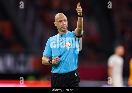 AMSTERDAM, PAESI BASSI - SETTEMBRE 25: Arbitro Anthony Taylor durante la UEFA Nations League Una partita di Gruppo 4 tra Paesi Bassi e Belgio alla Johan Cruijff Arena il 25 Settembre 2022 ad Amsterdam, Paesi Bassi (Foto di Peter Lous/Orange Pictures) Credit: Orange Pics BV/Alamy Live News Foto Stock