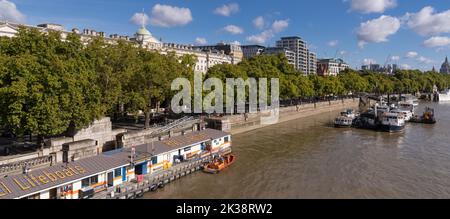 Northbank Riverfront, Victoria Embankment, Londra, Inghilterra Foto Stock