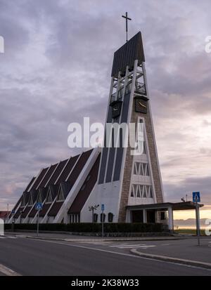 Hammerfest, Norvegia - 26 luglio 2022: Splendido scenario della città di Hammerfest e dintorni sull'isola di Kvaloya durante il tramonto. Estate nuvoloso giorno. Sele Foto Stock