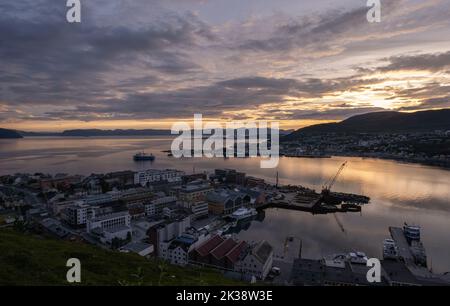 Hammerfest, Norvegia - 26 luglio 2022: Splendido scenario della città di Hammerfest e dintorni sull'isola di Kvaloya durante il tramonto. Estate nuvoloso giorno. Sele Foto Stock