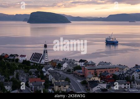 Hammerfest, Norvegia - 26 luglio 2022: Splendido scenario della città di Hammerfest e dintorni sull'isola di Kvaloya durante il tramonto. Estate nuvoloso giorno. Sele Foto Stock