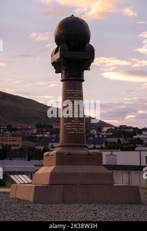 Hammerfest, Norvegia - 26 luglio 2022: Splendido scenario della città di Hammerfest e dello Struve Geodetic Arc Norway sull'isola di Kvaloya durante il tramonto. Summe Foto Stock