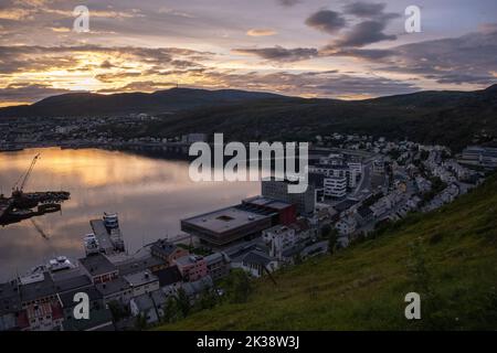 Hammerfest, Norvegia - 26 luglio 2022: Splendido scenario della città di Hammerfest e dintorni sull'isola di Kvaloya durante il tramonto. Estate nuvoloso giorno. Sele Foto Stock