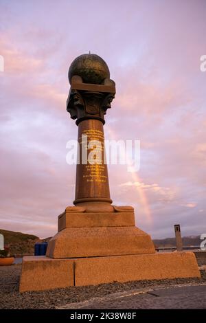 Hammerfest, Norvegia - 26 luglio 2022: Splendido scenario della città di Hammerfest e dello Struve Geodetic Arc Norway sull'isola di Kvaloya durante il tramonto. Summe Foto Stock