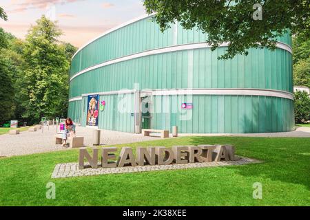 22 luglio 2022, Dusseldorf, Germania: Edificio esterno del museo Neanderthal vicino alla famosa gola, dove i resti di un antico antenato e parente di Foto Stock