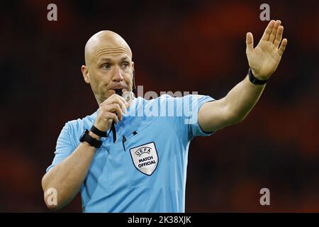 Amsterdam, Paesi Bassi. 25th Set, 2022. AMSTERDAM - Referee Anthony Taylor durante la partita della UEFA Nations League tra Paesi Bassi e Belgio alla Johan Cruijff Arena il 25 settembre 2022 ad Amsterdam, Paesi Bassi. ANP MAURICE VAN STEEN Credit: ANP/Alamy Live News Foto Stock