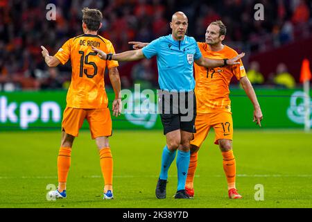 AMSTERDAM, PAESI BASSI - Settembre 25: Arbitro Anthony Taylor, Daley Blind dei Paesi Bassi durante la UEFA Nations League Un incontro di Gruppo 4 tra Paesi Bassi e Belgio alla Johan Cruijff Arena il 25 Settembre 2022 ad Amsterdam, Paesi Bassi (Foto di Andre Weening/Orange Pictures) Credit: Orange Pics BV/Alamy Live News Foto Stock