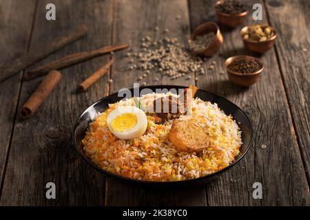 Kachchi Biriyani, pollo biriyani, gamberi biriyani, Dhaka stile biriyani, polau semplice cotto con riso aromatico o chinigura riso isolato su bac bianco Foto Stock