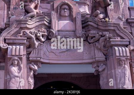 Particolare della facciata, sala concerti e centro congressi Mannheimer Rosengarten a Mannheim, Germania Foto Stock