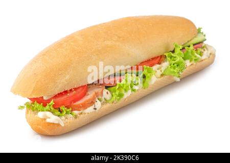 Panino con carne, pomodoro, cetriolo, lattuga isolato su fondo bianco. Con tracciato di ritaglio per il menu disegno Foto Stock