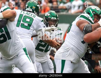 East Rutherford, New Jersey, Stati Uniti. 25th Set, 2022. Il quartback dei New York Jets Joe Flacco (19) si cimenta nel far arretrare Breece Hall (20) contro i Cincinnati Bengals durante una partita NFL al MetLife Stadium di East Rutherford, New Jersey, domenica 25 settembre 2022. Duncan Williams/CSM/Alamy Live News Foto Stock