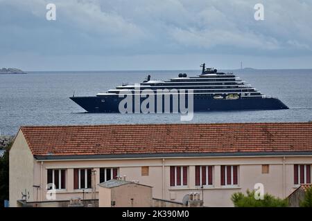 Marsiglia, Francia. 24th Set, 2022. La nave da crociera Evrima arriva al porto mediterraneo francese di Marsiglia. (Credit Image: © Gerard Bottino/SOPA Images via ZUMA Press Wire) Foto Stock