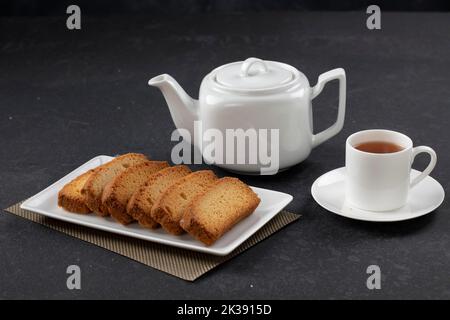 Torta, pasticceria, torta di compleanno, isolato su fondo texture con puntine Foto Stock