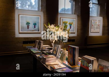 L'interno di Sals Mill a Saltaire, Yorkshire. Questo mulino tessile convertito è la casa del lavoro dell'artista David Hockney, insieme con mostre di libri. Foto Stock