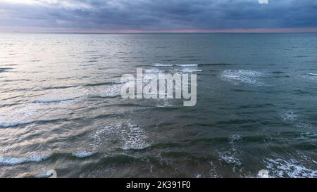 Vista aerea drone sul mare. Belle onde del mare. Spiaggia di sabbia e mare incredibile. Estate tramonto mare. Struttura dell'acqua. Vista dall'alto dei fantastici tramonti naturali. Foto di alta qualità Foto Stock