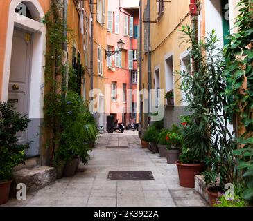 Strada colorata nella città di Nizza sulla Costa Azzurra durante le ore calde d'estate Foto Stock
