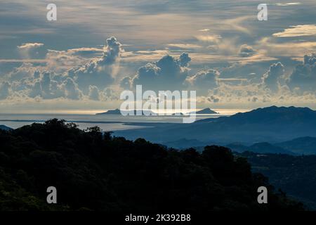 Vista mattutina delle isole di Otoque e Bona di fronte a Punta Chame, Panama Foto Stock