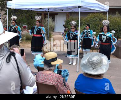 I membri nativi americani degli Zuni Olla Maidens dello Zuni Pueblo vicino a Gallup, New Mexico, si esibiscono in un evento pubblico a Santa Fe, New Mexico. Foto Stock