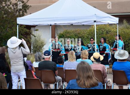 I membri nativi americani degli Zuni Olla Maidens dello Zuni Pueblo vicino a Gallup, New Mexico, si esibiscono in un evento pubblico a Santa Fe, New Mexico. Foto Stock