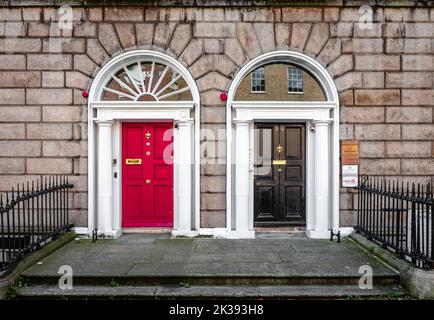 Dublino, Irlanda - Settembre 16 2022: Dettaglio della facciata dell'edificio georgiano a Fitzwilliam pl. Porte colorate sono diventate un marchio di fabbrica della città. Foto Stock