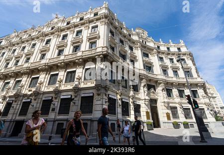 Madrid, Spagna, settembre 2022. Vista esterna dell'edificio della Galleria dello shopping di Canalejas nel centro della città Foto Stock