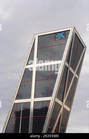 Madrid, Spagna, settembre 2022. La torre Realia, la porta d'ingresso per i grattacieli europei in piazza Castilla nel centro della città Foto Stock