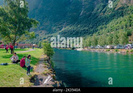 Flåm, Norvegia - 16 2022 agosto: Le persone godono di una giornata estiva sul fiume Flam, nella contea di Vestland. Flåm è un villaggio situato all'estremità interna del Th Foto Stock