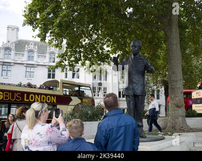 I turisti fotografano Nelson Mandela Statua Parliament Square Londra Foto Stock