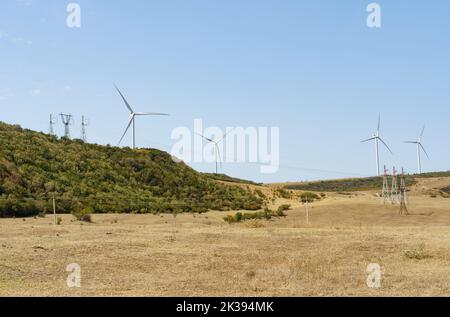 I generatori eolici si trovano sulle colline, generano elettricità. Concetto di risparmio energetico Foto Stock