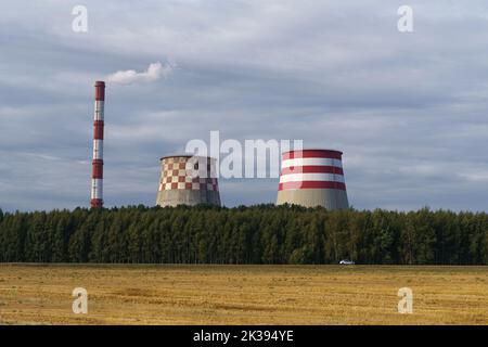 Tre camini di CHP calore combinato ed energia, fumo di fabbrica o fumo. Foto Stock