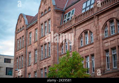 un vecchio edificio scolastico nel centro di düsseldorf Foto Stock