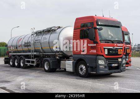 SCHWEDT, GERMANIA - 24 SETTEMBRE 2022: Autocarri cisterna della società di trasporti Ruedebusch Baustoffe und Transporte e.K. Foto Stock