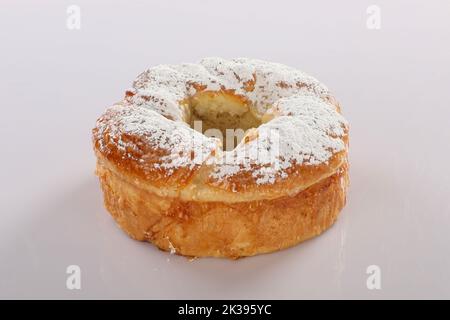 Torta di compleanno isolati su sfondo bianco. Foto Stock