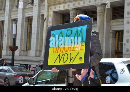 Le centinaia si riuniscono al Bowling Green Park di New York City per stare in solidarietà con l'Ucraina. Foto Stock