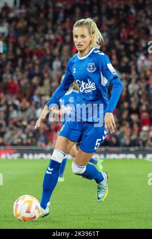 Liverpool, Regno Unito. 25th Set, 2022. Liverpool, Inghilterra, 25th 2022 settembre: Nathalie Bjorn (5 Everton) sulla palla durante l'appuntamento della Barclays Womens Super League tra Liverpool ed Everton ad Anfield a Liverpool, Inghilterra (Natalie Mincher/SPP) Credit: SPP Sport Press Photo. /Alamy Live News Foto Stock