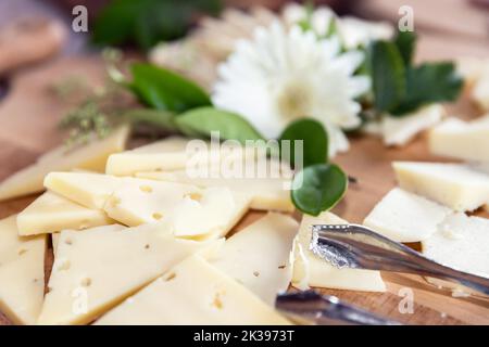 Piatto di formaggi di diverse varietà, su tavola di legno. Messa a fuoco selettiva. Foto Stock