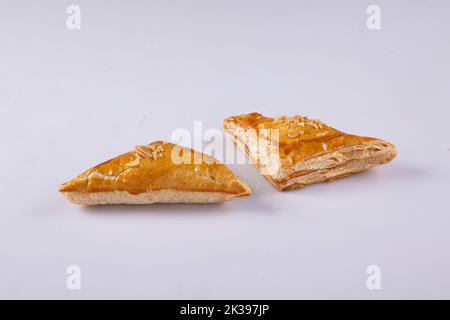 Panino di baguette con verdure varie e fette di formaggio posto su sfondo bianco in studio Foto Stock