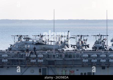 Sikorsky SH-60 elicottero marittimo di servizio Seahawk sulla Marina degli Stati Uniti una nave d'assalto anfibio di classe Wasp USS Kearsarge (LHD-3) nel porto di Gdynia, Polonia. Se Foto Stock
